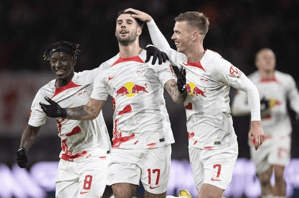 九游体育-赛后足总杯焦点战,门兴格拉德巴赫强势反弹,态度坚定,细节决定成败